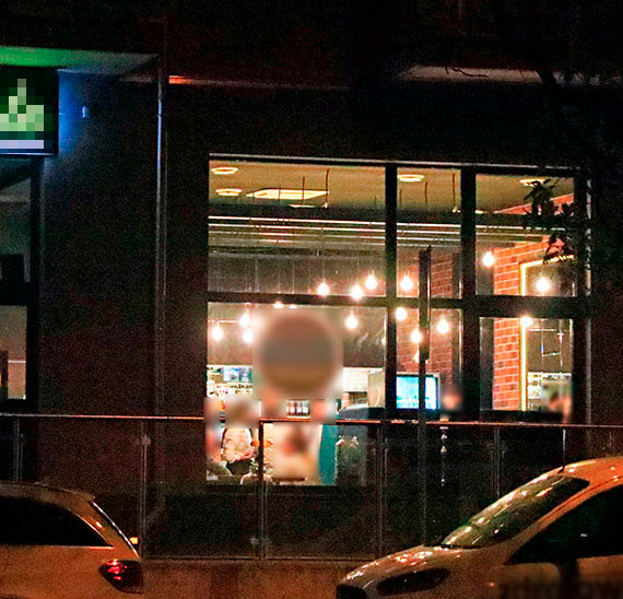 10 – latka poskarya si mamie, e jeden z pracownikw restauracji zaglda jej pod sukienk! Na miejsce kilkukrotnie przyjedaa policja. Pniej dziewczynka owiadczya, e nikt jej nie zaglda pod sukienk