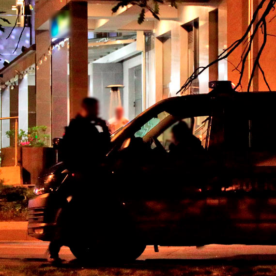 10 – latka poskarżyła się mamie, że jeden z pracowników restauracji zaglądał jej pod sukienkę! Na miejsce kilkukrotnie przyjeżdżała policja. Później dziewczynka oświadczyła, że nikt jej nie zaglądał pod sukienkę