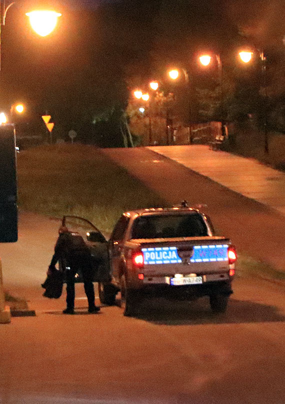 Policjanci zakopali się terenówką na plaży! Pomóc musieli strażacy
