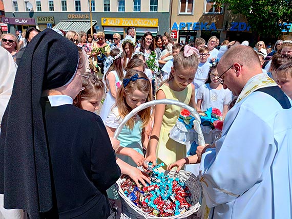 Wierni tęsknili za publicznym wyznaniem wiary. I dali tego dowód podczas procesji Bożego Ciała. W Świnoujściu mieszkańcy przeszli ze śpiewem na ustach głównymi ulicami centrum