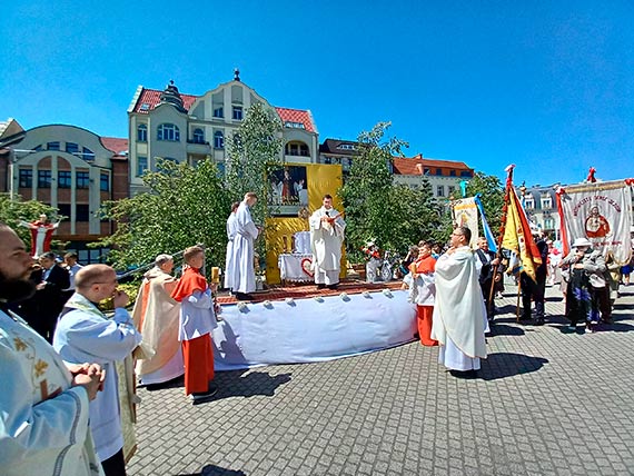Wierni tęsknili za publicznym wyznaniem wiary. I dali tego dowód podczas procesji Bożego Ciała. W Świnoujściu mieszkańcy przeszli ze śpiewem na ustach głównymi ulicami centrum