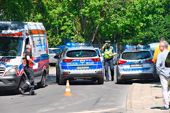 Dzwon koło szpitala. Zderzyły się dwie osobówki