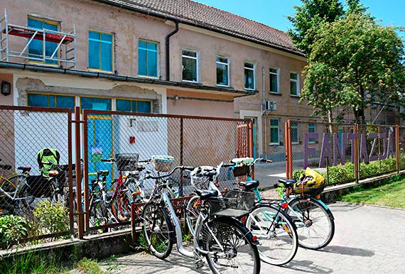 Warszów. Skuwają tynki na budynku przedszkola