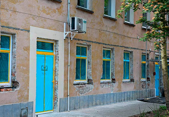 Warszów. Skuwają tynki na budynku przedszkola