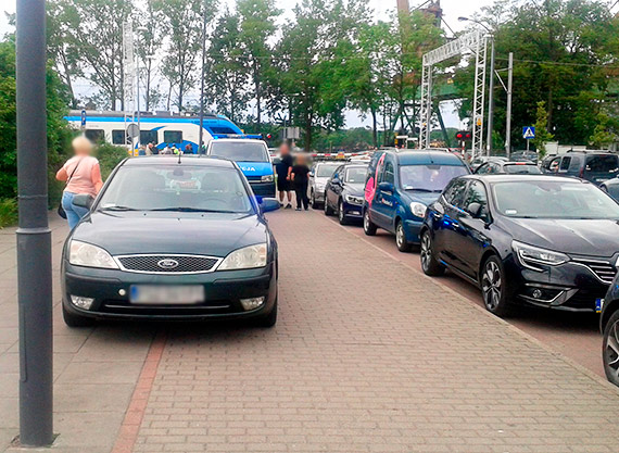 Ograniczyli kierowcom powierzchni parkingu, a teraz Policja wrcza mandaty za nieprawidowe parkowanie  
