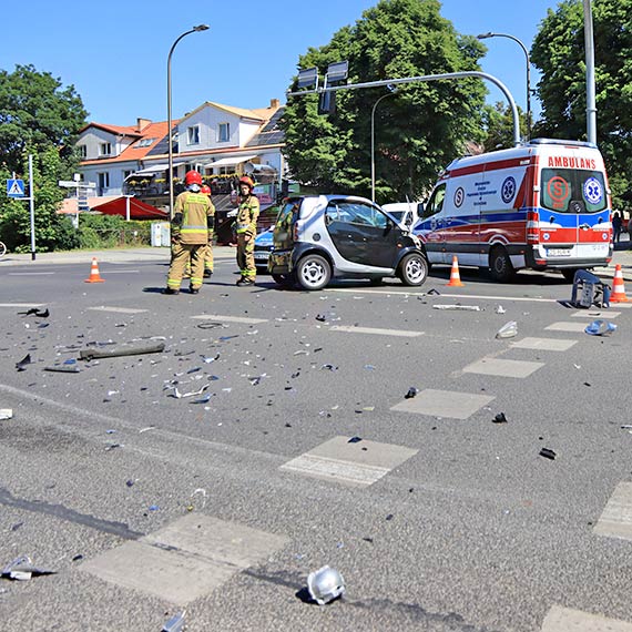 Zderzenie dwóch aut na skrzyżowaniu, smart obrócił się wokół własnej osi! Do ilu wypadków musi dojść, żeby zmieniono sygnalizację świetlną?