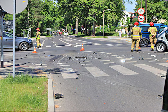 Zderzenie dwóch aut na skrzyżowaniu, smart obrócił się wokół własnej osi! Do ilu wypadków musi dojść, żeby zmieniono sygnalizację świetlną?