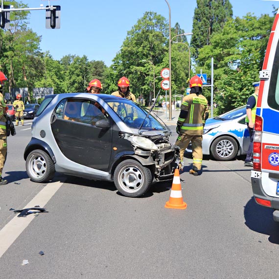 Zderzenie dwóch aut na skrzyżowaniu, smart obrócił się wokół własnej osi! Do ilu wypadków musi dojść, żeby zmieniono sygnalizację świetlną?