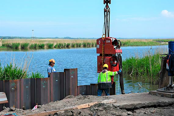 Tak zmienia się Karsibór. Trwają roboty na drodze i nad wodą