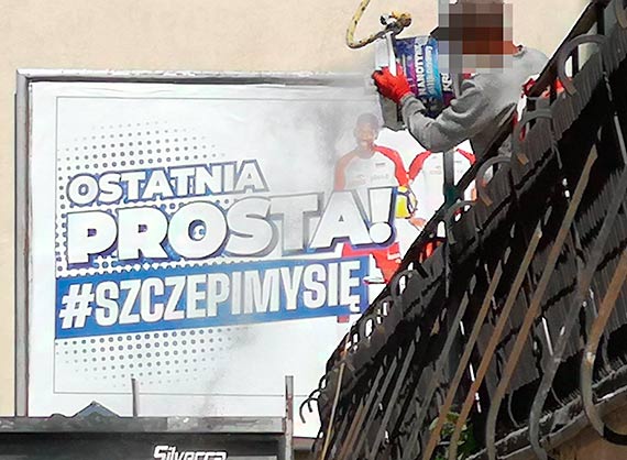 Mieszkaniec - gruz i kurz na głowach przechodniów!