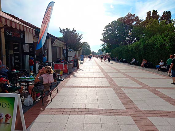 Czwartkowy upał wygonił turystów z plaży na promenadę