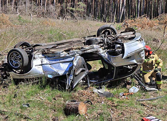 BMW wypado z drogi. Jedna ofiara miertelna. Zobacz film!