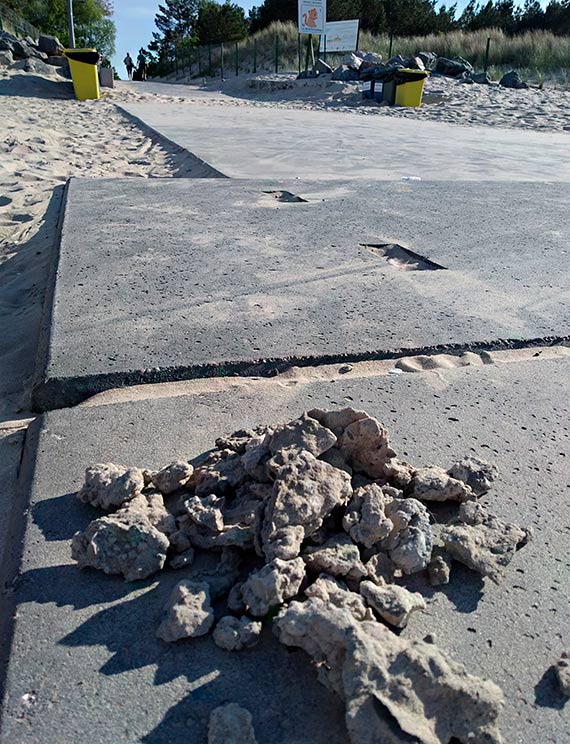 Internautka: Gruz betonowy na plaży