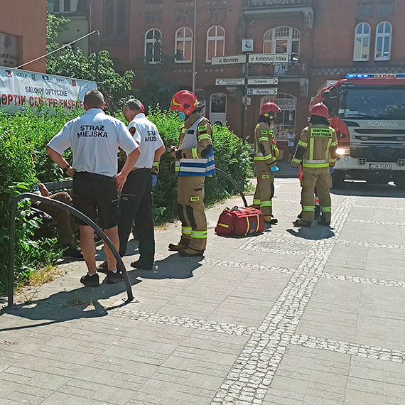 Mieszkaniec: Mczyzna chcia butelk wody, a  przywieli mu kilka ton