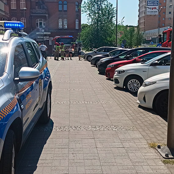 Mieszkaniec: Mczyzna chcia butelk wody, a  przywieli mu kilka ton