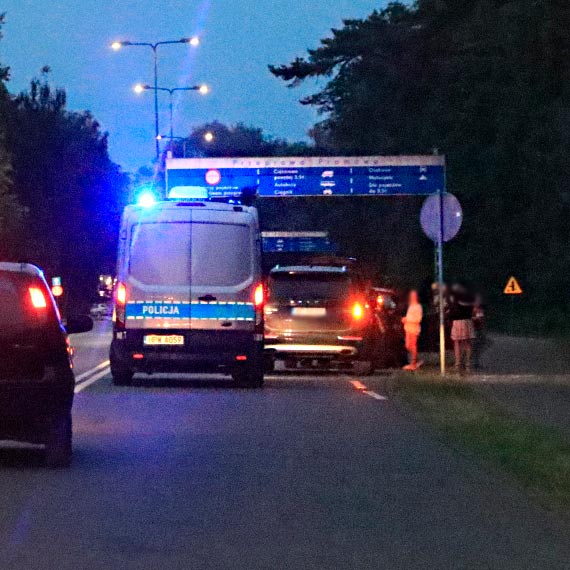 Duga plama oleju na drodze
