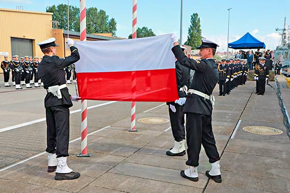 wito Marynarki Wojennej i podniesienie bandery na H-13 Przemko