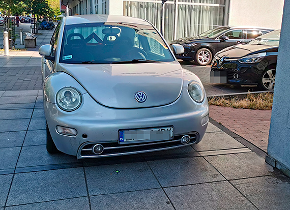 Myślał, że zatrzyma się tylko na chwilę, a już stoi kilka dni. Porzucony volkswagen blokuje chodnik