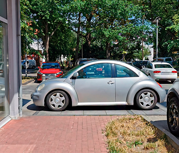 Myślał, że zatrzyma się tylko na chwilę, a już stoi kilka dni. Porzucony volkswagen blokuje chodnik
