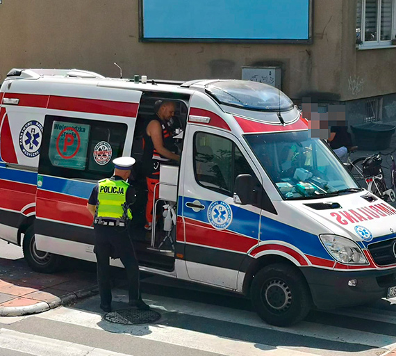 W centrum miasta osobówka potrąciła rowerzystę. 78 - latek został przewieziony do szpitala