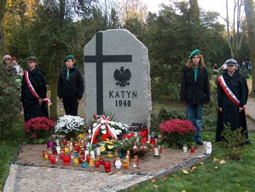 Odsłonięcie pomnika poświęconego ofiarom Katynia.
