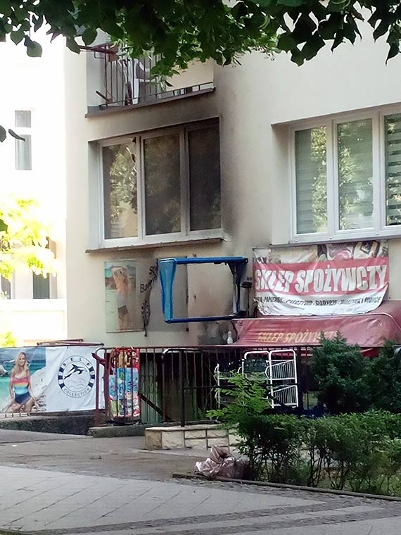 Nocny poar na Pisudskiego. W lokalu usugowym miaa znajdowa si 1 osoba, straacy wywayli drzwi 