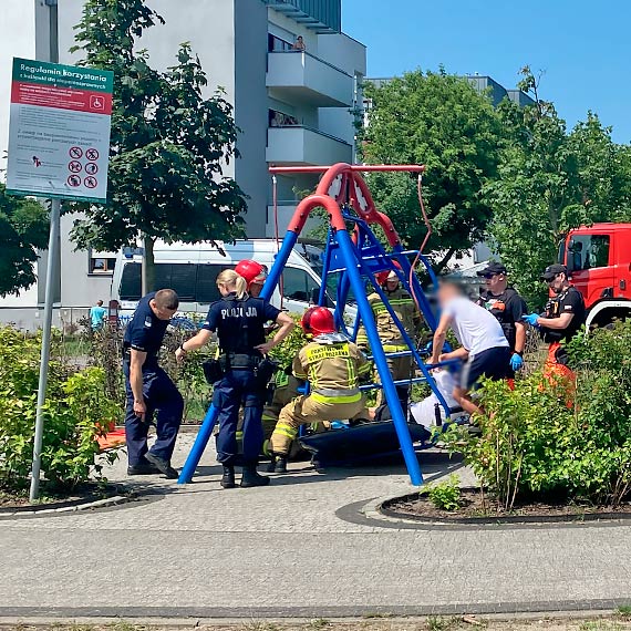 Nastolatkowie na hutawce dla niepenosprawnych. Jeden zama nog!