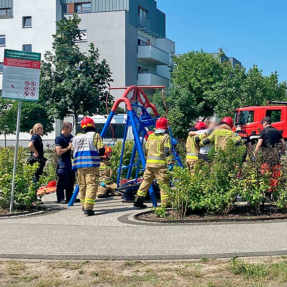 Nastolatkowie na huśtawce dla niepełnosprawnych. Jeden złamał nogę!