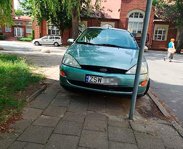 Mieszkanka: Miszcz parkowania dla pieszych zostawił trawnik!
