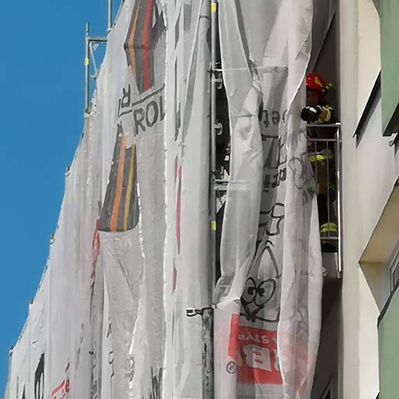 Moda mewa utkna na balkonie w galeriowcu. Na pomoc wezwano straakw