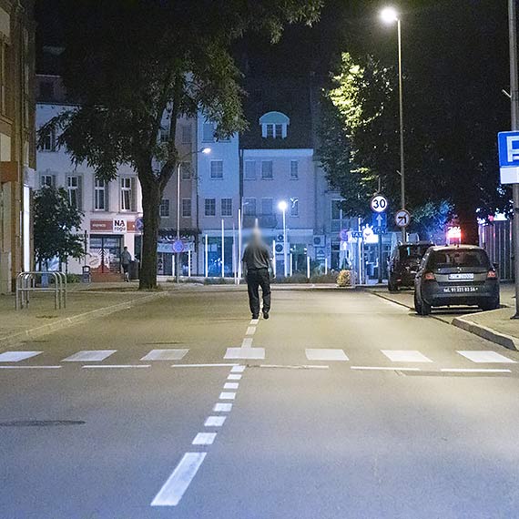 Zdesperowany czy bezradny? Mężczyzna szedł środkiem jezdni