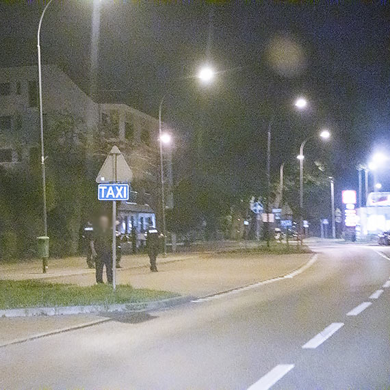 Zdesperowany czy bezradny? Mężczyzna szedł środkiem jezdni