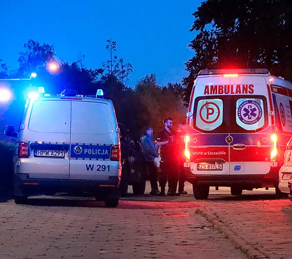 Okoo 70 - letnia kobieta dziwnie si zachowywaa. Przyjechaa policja i pogotowie ratunkowe