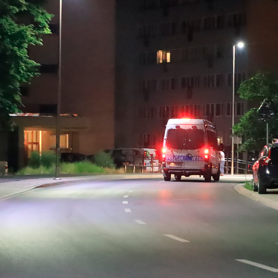 „Mama jest pijana, bdzie bi”- w nocy po osiedlu bkao si dziecko!