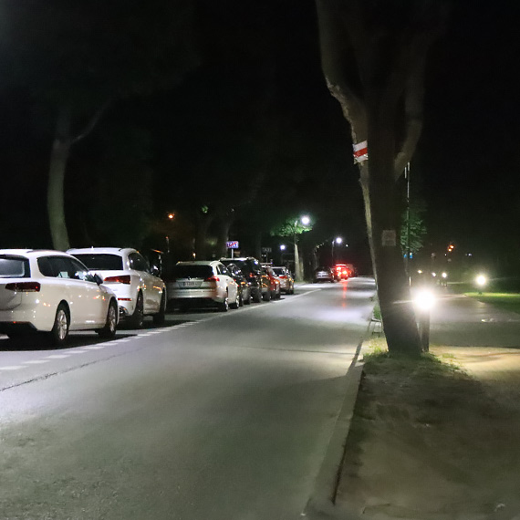 Mieszkaniec: Lampy przy ciece rowerowej olepiaj kierowcw
