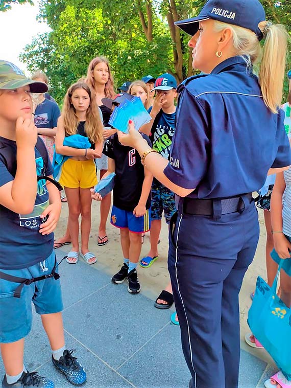 BEZPIECZNE WAKACJE: Policjanci odwiedzili modzie wypoczywajc nad morzem