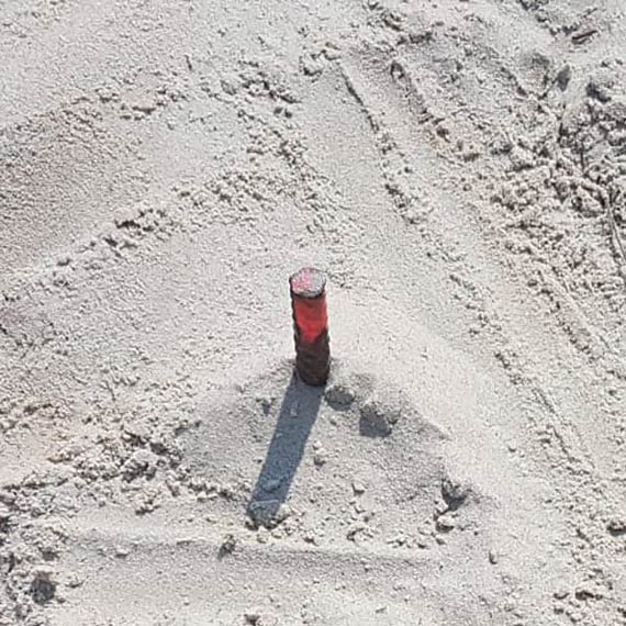 Turystka na plaży zraniła się w nogę nadepnąwszy na wystający z piasku pręt