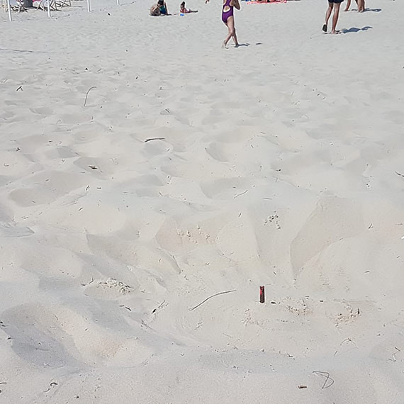 Turystka na plaży zraniła się w nogę nadepnąwszy na wystający z piasku pręt