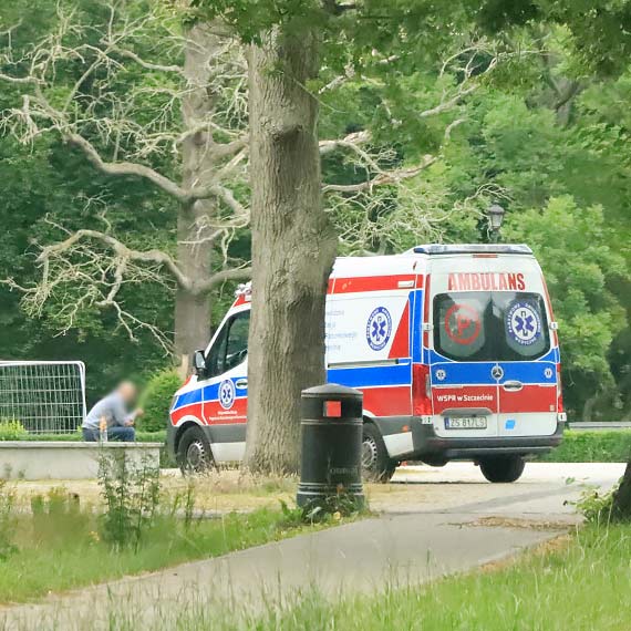 Mczyzna lea na chodniku. By pijany