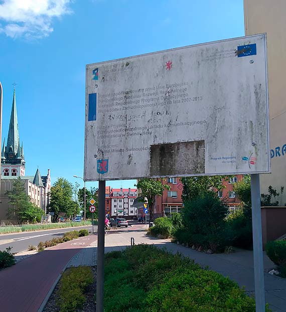 Miasto wypowiedziao wojn szpeccym reklamom firm ale nie potrafi zadba o wasne! Ta miaa upamitnia przebudow centrum...