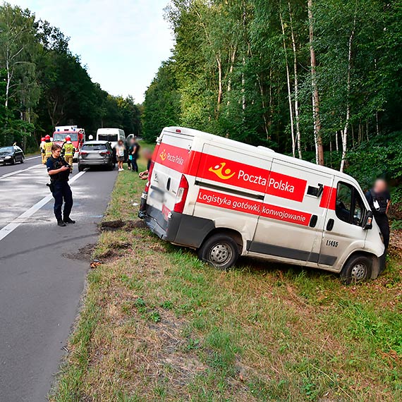 Zderzenie 3 pojazdw na 11. kilometrze od winoujcia. Samochd Poczty Polskiej wyldowa w rowie