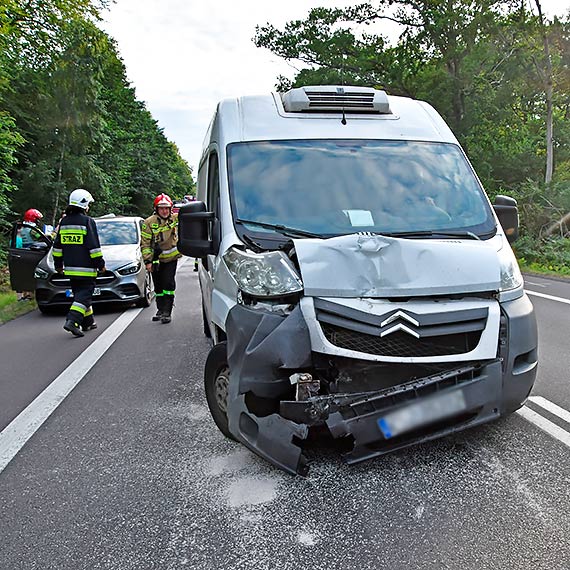 Zderzenie 3 pojazdw na 11. kilometrze od winoujcia. Samochd Poczty Polskiej wyldowa w rowie