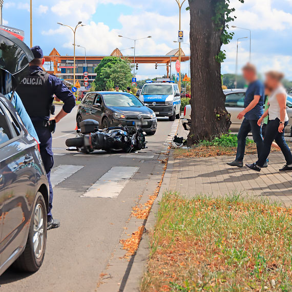 Samochód uderzył w motocyklistę. Poszkodowany zatrzymał się na drzewie