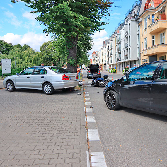 Samochód uderzył w motocyklistę. Poszkodowany zatrzymał się na drzewie