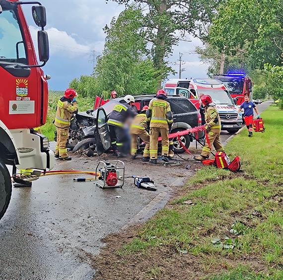 Tragiczny wypadek na drodze pomidzy Wapnic a Wickiem. Kierowca osobwki uderzy w topol, nie yje 39 - letni pasaer!