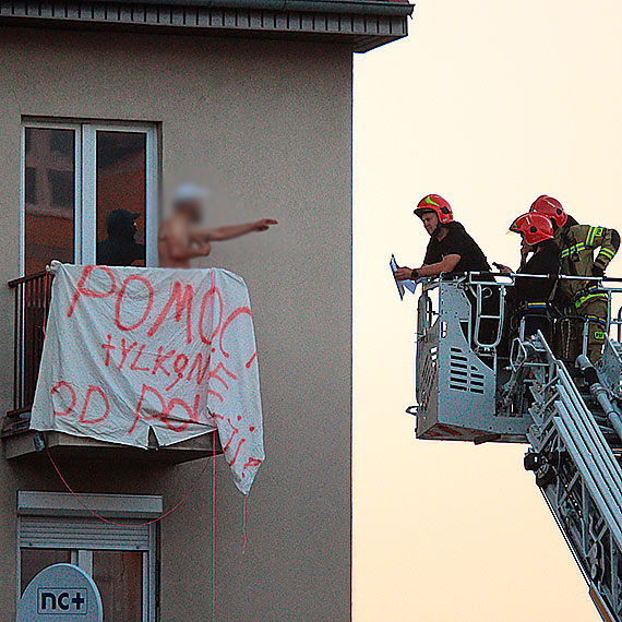 Wszystkie służby na 11 Listopada. Mężczyzna wyszedł za barierki balkonu, z bloku ewakuowano 10 osób!