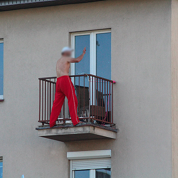 Było podejrzenie, że w bloku na 11 Listopada może dojść do wybuchu! Sprawca zamieszania trafił po kilku godzinach pod opiekę ratowników medycznych, a następnie do szpitala