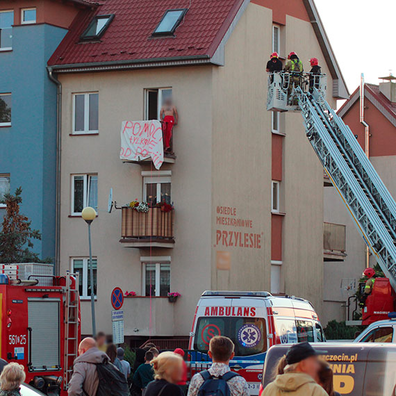 Było podejrzenie, że w bloku na 11 Listopada może dojść do wybuchu! Sprawca zamieszania trafił po kilku godzinach pod opiekę ratowników medycznych, a następnie do szpitala