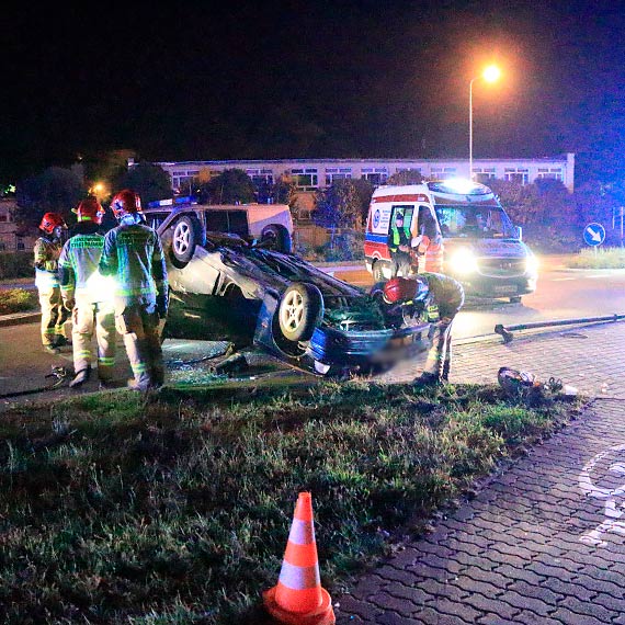 BMW uderzyo w latarni i dachowao. Zobacz film!