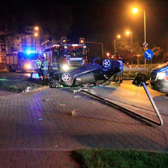 BMW uderzyo w latarni i dachowao. Zobacz film!